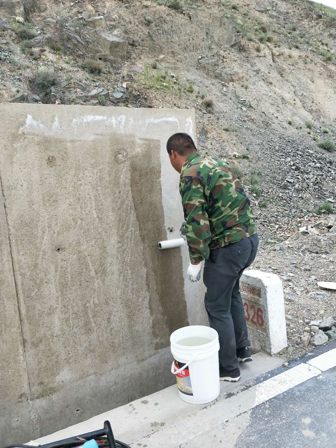 G214國道擋土墻混凝土表面增強(qiáng)劑加固